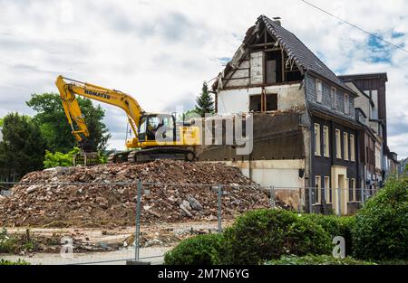 Baustelle, Bauarbeiten, Abrissarbeiten, Hausabriss Tanzhaus Valentino, ehemalige Tanzschule in der Steinbrinkstraße, Bagger auf einem Haufen Stockfoto