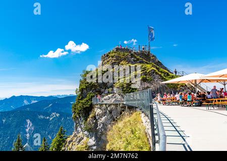 Touristen an der Aussichtsplattform Form, Terrasse, Wendelsteinhaus, Wendelstein, 1838 m, Bayrischzell, Oberbayern, Bayern, Deutschland, Europa Stockfoto