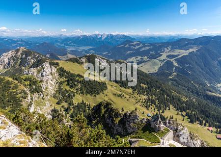 Blick vom Wendelsteingipfel, 1838 m, auf die Berglandschaft, Wendelsteinkirche, Kesselwand, 1721 m, Lacherspitz, 1724 m, Wilder Kaiser, Glocknergruppe, Bayrischzell, Oberbayern, Bayern, Deutschland, Europa Stockfoto