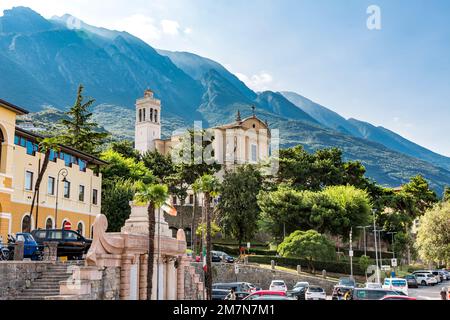 Santo Stefano Kirche, Rathaus, hinter Monte Baldo, Malcesine, Gardasee, Italien, Europa Stockfoto