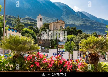 Kirche Santo Stefano, zurück Monte Baldo, Malcesine, Gardasee, Italien, Europa Stockfoto