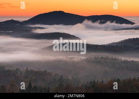 Morgenrot über dem Pfalz, Nebel in den Tälern, Herbstatmosphäre im Naturpark Pfalz-Wald, Pfalz-Wald-NordVogesen Biosphärenreservat, Deutschland, Rheinland-Pfalz Stockfoto