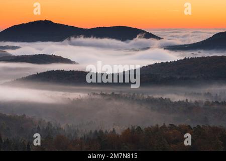 Morgenrot über dem Pfalzwald, Nebel in den Tälern, Herbstatmosphäre im Naturpark Pfalzwald, Naturschutzgebiet Pfalzwald-NordVogesen, Rheinland-Pfalz, Deutschland Stockfoto