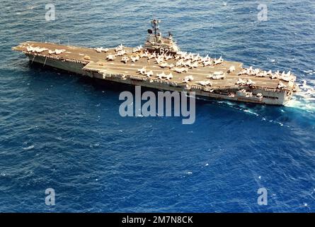 Eine Luftportalansicht des Flugzeugträgers USS INDEPENDENCE (CV-62) im Gange. Basis: USS Independence (CV 62) Land: Karibik Stockfoto