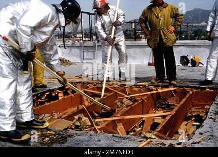 Ein Team von Feuerwehrleuten vom Luftwaffenstützpunkt Vandenberg bereitet während einer Übung einen 6 x 6 Meter großen Graben im Dach des Standorts Lockheed vor. Basis: Burbank Staat: Kalifornien (CA) Land: Vereinigte Staaten von Amerika (USA) Stockfoto