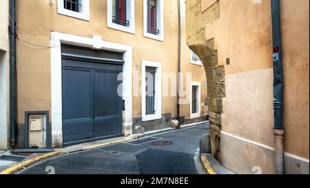 Gasse in der Stadt Narbonne. Stockfoto