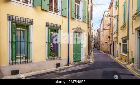 Gasse in Narbonne. Stockfoto