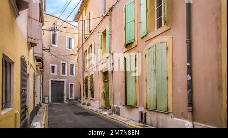 Gasse in Narbonne. Stockfoto