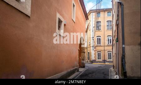 Gasse in der Stadt Narbonne. Stockfoto