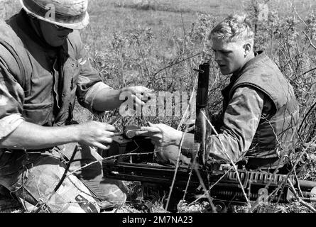 Zwei Marines vom Hauptquartier- und Servicebataillon, die Grundschule (TBS), Marine Corps Development and Education Command, haben ihr M-60 Maschinengewehr während eines Teils des Super Squad '79-Wettbewerbs ausgeliehen. Basis: Marinestützpunkt, Quantico Bundesstaat: Virginia (VA) Land: Vereinigte Staaten von Amerika (USA) Stockfoto