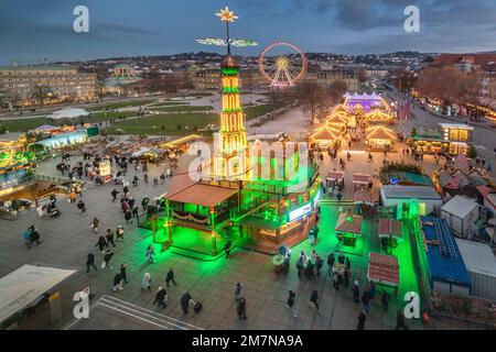 Deutschland, Baden-Württemberg, Stuttgart, Schlossplatz, Stuttgarter Weihnachtsmarkt 2022 Stockfoto