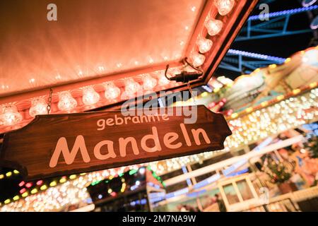 Süßwarenstand auf dem Weihnachtsmarkt Stockfoto