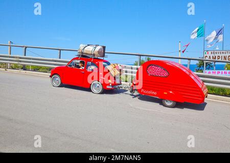 Leuchtend roter Fiat 500 mit Wohnwagen auf Reisen, Sizilien Stockfoto