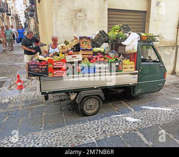 Obst- und Gemüsehändler, der auf der Straße in Cefalu, Sizilien, verkauft Stockfoto