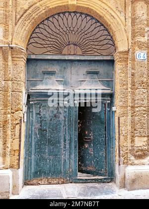 Tor einer zweiflügeligen Holztür, altes Stadthaus in der Stadt Cefalu, Sizilien Stockfoto