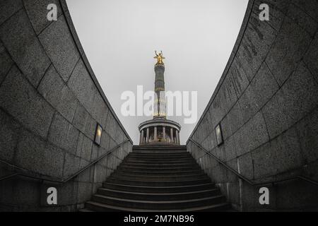 Siegessäule vor dem nebeligen Himmel. Berlin, Deutschland. Stockfoto