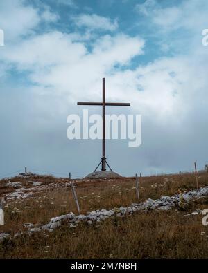 Kreuz, Gipfelkreuz, Chasseral, Berner Jura, Kanton Bern, Die Schweiz Stockfoto