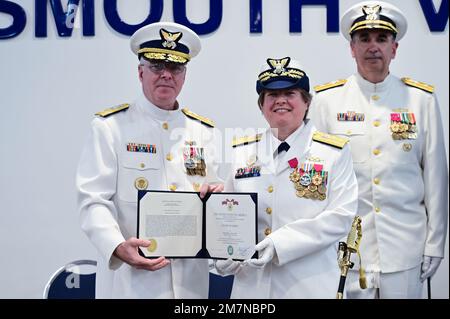 Vizeadmiral Steven Poulin, Befehlshaber des Atlantikgebiets, überreicht den Abflug-Preis an Flottenadmiral Laura Dickey, scheidende Befehlshaberin des 5. Bezirks, bei der Zeremonie des 5. Bezirks in Portsmouth, Virginia, am 11. Mai 2022. Der Kommandowechsel ist eine altehrwürdige Tradition, die Kontinuität und Autorität des Kommandos innerhalb der Küstenwache fördert. USA Foto der Küstenwache von Petty Officer 3. Klasse Emily Velez. Stockfoto