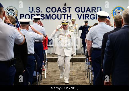 Vizeadmiral Steven Poulin, Befehlshaber der Atlantikregion, verlässt die Zeremonie zum Befehlswechsel im 5. Bezirk in Portsmouth, Virginia, 11. Mai 2022. Der Kommandowechsel ist eine altehrwürdige Tradition, die Kontinuität und Autorität des Kommandos innerhalb der Küstenwache fördert. USA Foto der Küstenwache von Petty Officer 3. Klasse Emily Velez. Stockfoto