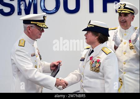 Vizeadmiral Steven Poulin, Befehlshaber des Atlantikgebiets, schüttelt sich die Hand mit der Kommandeur des 5. Bezirks Laura Dickey, scheidende Kommandeur des 5. Bezirks, am 11. Mai 2022 in Portsmouth, Virginia. Der Kommandowechsel ist eine altehrwürdige Tradition, die Kontinuität und Autorität des Kommandos innerhalb der Küstenwache fördert. USA Foto der Küstenwache von Petty Officer 3. Klasse Emily Velez. Stockfoto