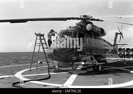 Ein SH-2D Seasprite Helikopter auf dem Flugdeck der Fregatte USS TRIPPE (FF-1075) während der Übung Unitas XX. Betreff Betrieb/Serie: UNITAS XX Basis: Porto De Heirro Land: Venezuela (VEN) Stockfoto