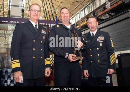 Yancy B. Lindsey, Commander, Navy Installations Command (CNIC), Commander und CNIC Force Master Chief Jason Dunn überreichen Master-at-Arms 1. Class Brian Allocca aus Hopkinsville, Kentucky, während der Ankündigungszeremonie des CNIC Shore Enterprise Sailor of the Year im GJ 21 in den USA eine Trophäe Navy Museum an Bord des historischen Washington Navy Yard am 11. Mai. Im Jahr 2020 erweiterte der Chef der Marineeinsätze das Programm „Sailor of the Year“, um 18 Matrosen zu würdigen, die verdienstvoll zum Chief Petty Officer aufsteigen werden. Stockfoto