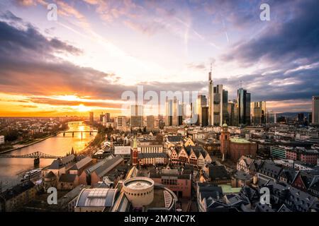 Der Main mit Frankfurter Skyline am Abend, bei Sonnenuntergang. Wunderschöner Überblick über die Stadt und ihre Umgebung. In einem speziellen Farbton, Frankfurt am Main, Hessen, Deutschland Stockfoto