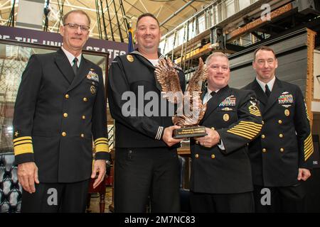 Vizeadmiral Yancy B. Lindsey, Befehlshaber, Navy Installations Command (CNIC), Befehlshaber, Kommandodirektor der japanischen Marine, Samuel J. Robinson, Und der CNIC Force Master Chief Jason Dunn überreicht eine Trophäe an Master-at-Arms 1. Class Brian Allocca aus Hopkinsville, Kentucky, während der Ankündigungszeremonie des CNIC Shore Enterprise Sailor of the Year im GJ 21 in den USA Navy Museum an Bord des historischen Washington Navy Yard am 11. Mai. Im Jahr 2020 erweiterte der Chef der Marineeinsätze das Programm „Sailor of the Year“, um 18 Seeleute zu würdigen, die verdienstvoll in den Rang des Chief Petty Offi aufsteigen werden Stockfoto