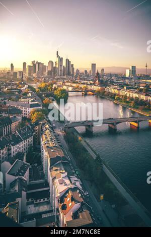 Sonnenuntergang von einer Aussichtsplattform mit Blick auf die Stadt und die Skyline des Bankenviertels. Hintergrundbild vom Lindnerhotel, Frankfurt am Main, Hessen, Deutschland Stockfoto