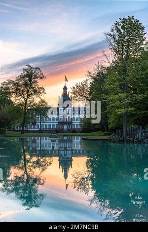 Philippsruhe Castle in Hanau Deutschland, eine wunderschöne Burg am Main, herrliche Wolken und Bäume in Perfektion bei Sonnenuntergang oder Sonnenaufgang Stockfoto