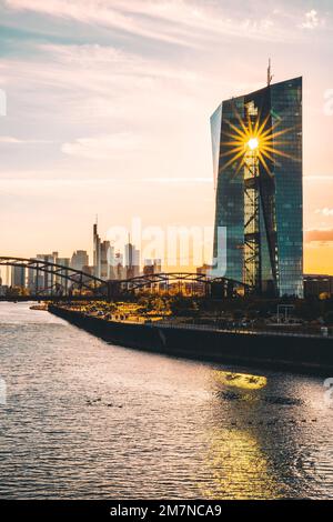 Stadtpanorama bei Sonnenuntergang, herrlicher Blick über den Main bis zur Skyline und den Ufern, Europäische Zentralbank, Frankfurt am Main, Hessen Deutschland Stockfoto