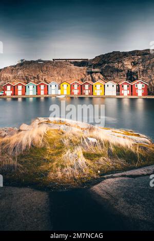 schwedische Häuser am Meer. Fischer leben oder campen hier. Typisch schwedisches Wetter Stockfoto