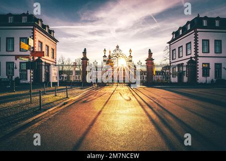 Blick auf den Sonnenuntergang im Hanau Historical Museum Philippsruhe Castle, Hessen Deutschland Stockfoto