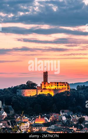 Blick über eine Stadt, eine Burgruine in den Sonnenuntergang. Winterfoto der Stadt Königstein im Taunus, Hessen, Deutschland Stockfoto