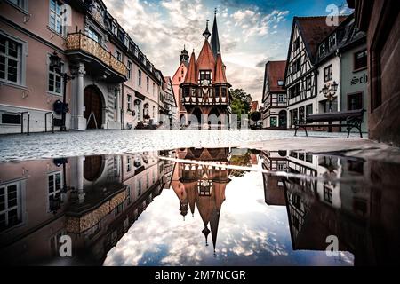 Historisches Rathaus mit Marktplatz, Fachwerkhaus mit Reflexion in einer Pfütze, Michelstadt, Hessen, Deutschland Stockfoto