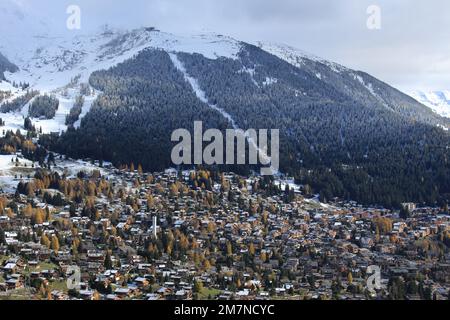 Wunderschöner Blick auf Verbier in einem Tal der Schweizer Alpen, Wallis, Schweiz. Herrlicher Aussichtspunkt von Western Verbier in Richtung Tal und Mont Gelé Stockfoto