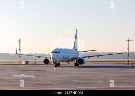 Passagierflugzeug auf einem langen Parkplatz auf einem kleinen Flughafen, Morgenlicht Stockfoto