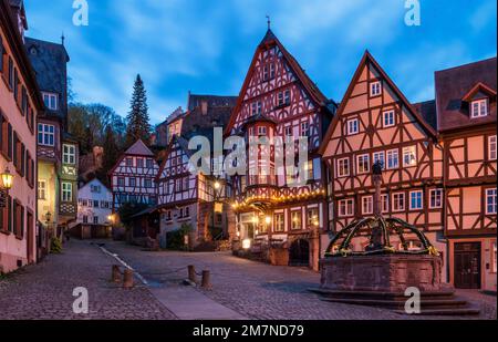 Miltenberg am Main, Niederfrankreich, Franken, Spessart, Bayern, Deutschland, Europa. Marktplatz mit Fachwerkhäusern und Osterbrunnen. Stockfoto