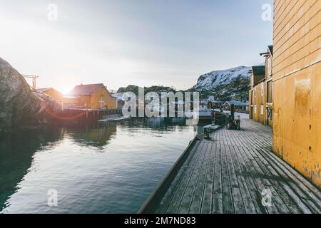 Nusfjord, Sonnenuntergang, Öffnungen, Fischerdorf, Lofoten, Nordland, Norwegen Stockfoto