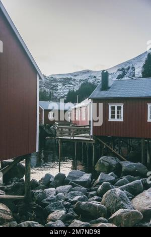 Nusfjord, Häuser mit Terrasse, Fischerdorf, Lofoten, Nordland, Norwegen Stockfoto