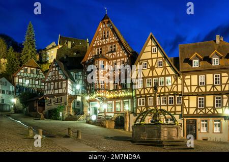 Miltenberg am Main, Niederfrankreich, Franken, Spessart, Bayern, Deutschland, Europa. Marktplatz mit Fachwerkhäusern und Osterbrunnen. Stockfoto