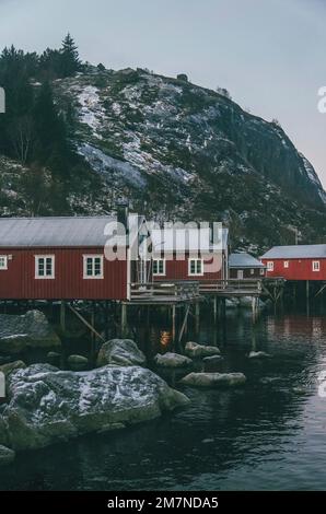 Nusfjord, Fischerhütten mit Terrasse, Fischerdorf, Lofoten, Nordland, Norwegen Stockfoto