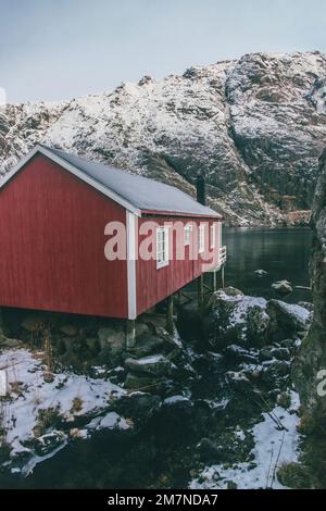 Nusfjord, Fischereihütte, Unterkunft, Fischerdorf, Lofoten, Nordland, Norwegen Stockfoto