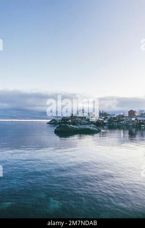 Nusfjord, Häuser an der Küste, Fischerdorf, Lofoten, Nordland, Norwegen Stockfoto