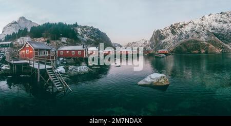 Nusfjord, Fischerhütten, Panoramabild, Fischerdorf, Lofoten, Nordland, Norwegen Stockfoto