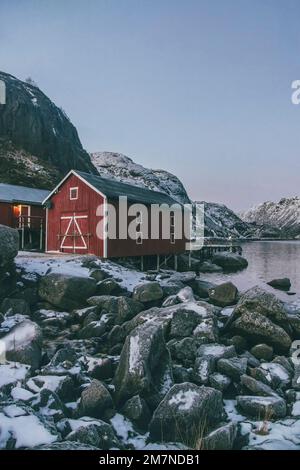 Nusfjord, Bootshaus, Fischerdorf, Lofoten, Nordland, Norwegen Stockfoto