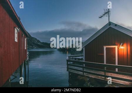 Nusfjord, abendliche Atmosphäre, beleuchtete Hütte, Fischerdorf, Lofoten, Nordland, Norwegen Stockfoto