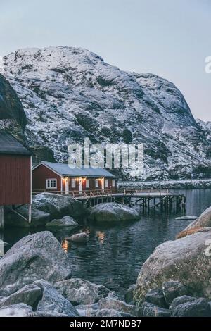 Nusfjord, abendliche Atmosphäre, Fischerdorf, Lofoten, Nordland, Norwegen Stockfoto