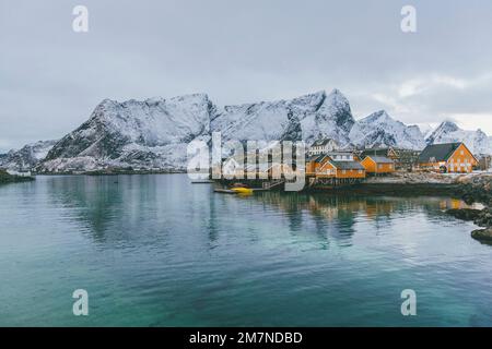 Fischerdorf in reine mit gelben Häusern, Moskenesoya, Lofoten, Nordland, Norwegen Stockfoto