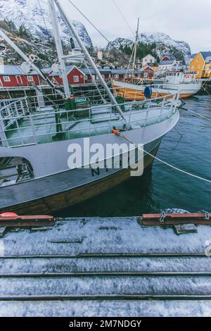 Fischerboot im Hafen, Nusfjord, Fischerdorf, Lofoten, Nordland, Norwegen Stockfoto